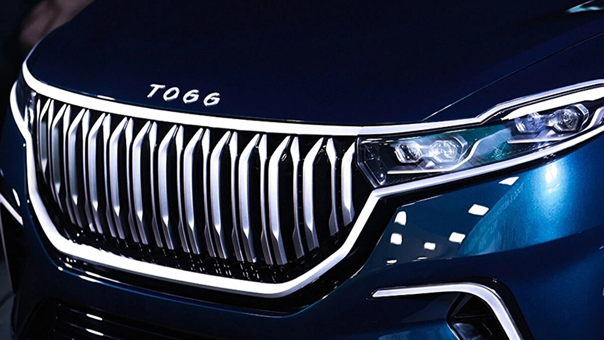 Kullanıcılar şehir plaka numaralarından, tuttukları takımın kuruluş tarihine, doğum günlerine kadar pek çok sembolik sayıdan oluşan NFT’ler arasından tercihte bulunarak sipariş hakkı ve sıralamasını belirleyebilecekler. <br><br>Koleksiyon değeri olan arkadan itişli 160 kW / 218 bg ve 510 km (WLTP) menzile sahip “100. Yıl Özel Seri” Togg Akıllı Cihazlar lansmana özel Anadolu ve Gemlik renk seçenekleri ile NFT sahiplerine sunulacak.