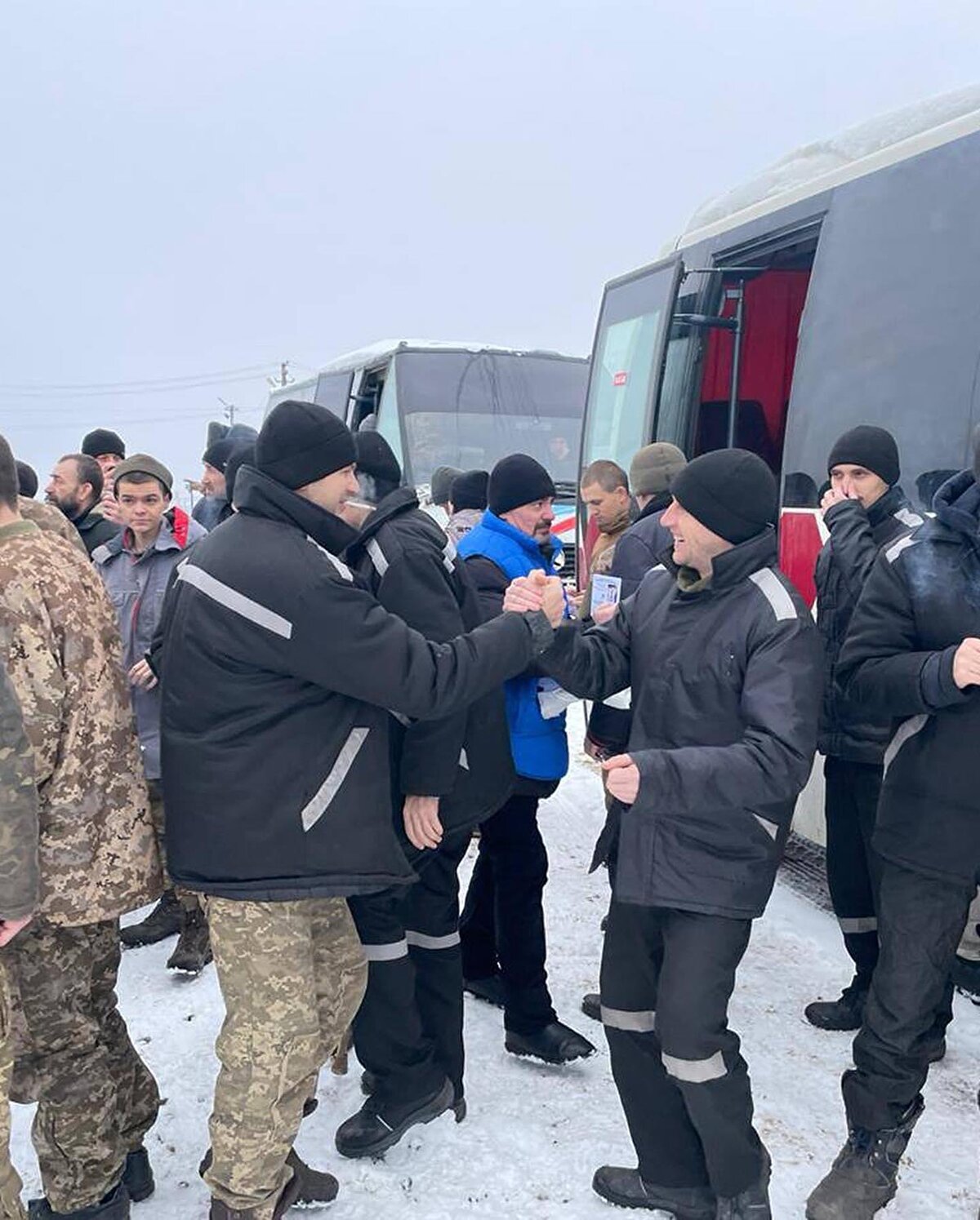 “İyi haberler var" diyerek sözlerine başlayan Ukrayna Devlet Başkanı Zelenski, “116 Ukraynalı daha Rus esaretinden serbest kaldı. Bunlardan 114'ü er ve çavuş, 2'si de subay. Ordumuzun askerleri, ulusal muhafızlar, bölge savunması, donanma, sınır muhafızları ve devlet acil servisi. Rus esaretinde tutulan tüm insanlarımızı evlerine getirmek için sürekli çalışıyoruz. Başarılı olduğumuzda da mutlu oluyorum" ifadelerini kullandı.