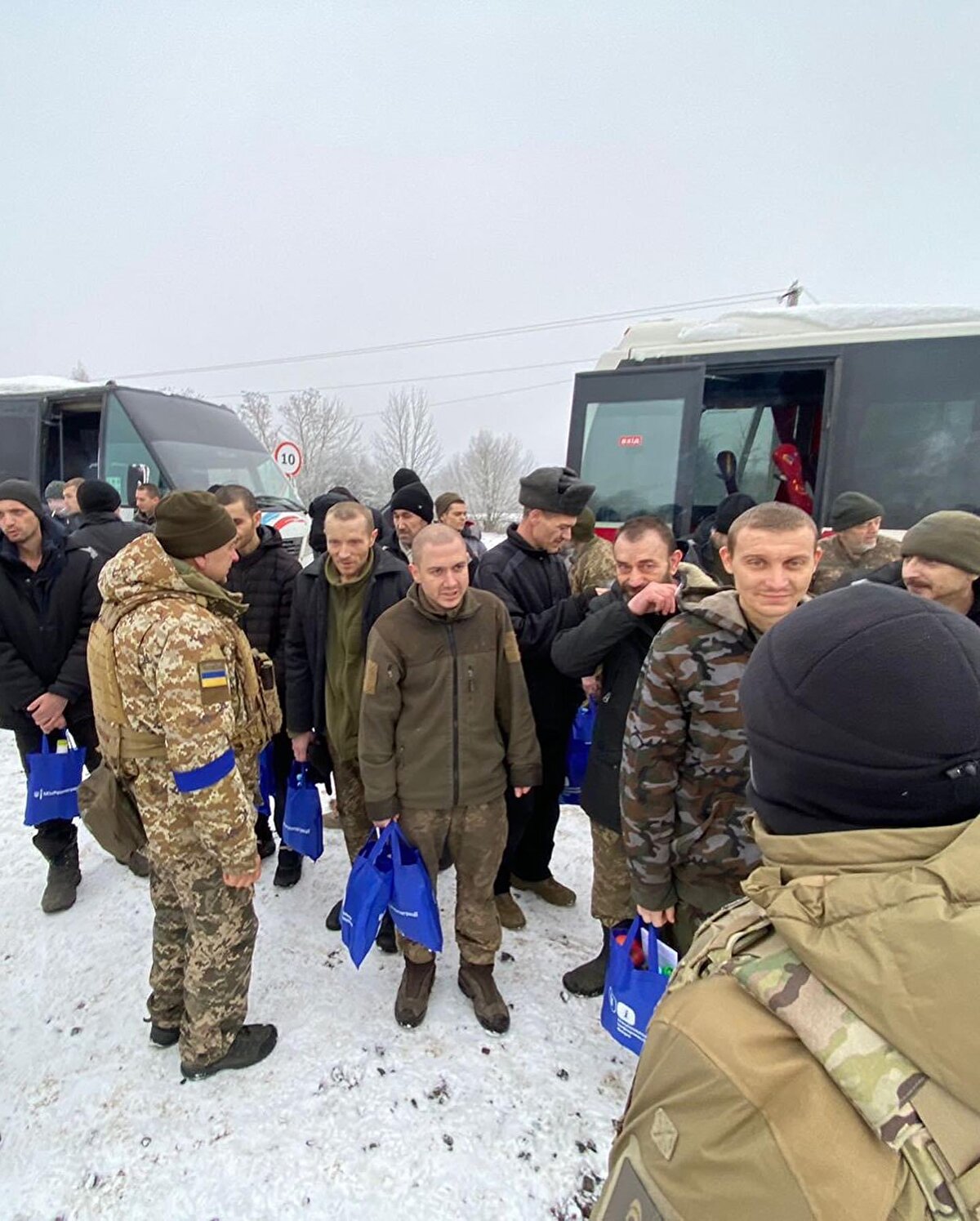 Ukrayna Devlet Başkanlık Ofisi Başkanı Andriy Yermak, “Başka bir büyük savaş esiri takası. 116 insanımızı geri almayı başardık. Bunlar Mariupol'ün savunucuları, Herson partizanları, Bahmut civarlarından keskin nişancılar ve diğer kahramanlarımızdır" dedi.<br>