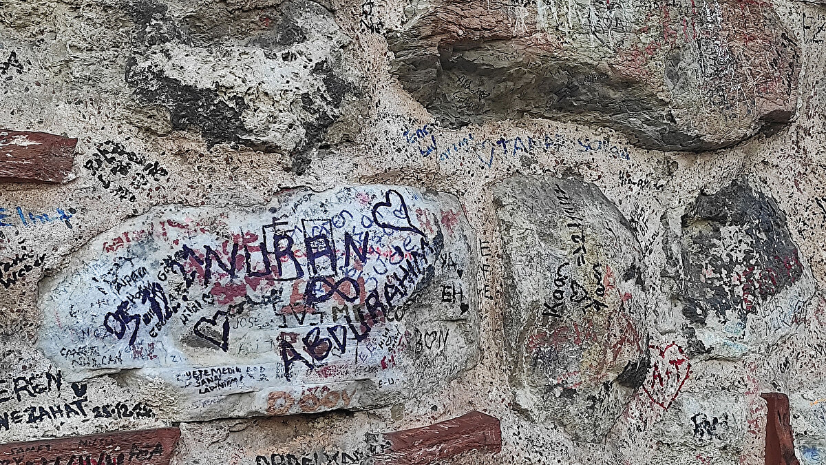 Yüzyıllardır ayakta olan, İstanbul'a gelen yerli ve yabancı turistlerin ilk görmek istediği yapılardan olan Galata Kulesi'nin kitabe ve duvarı isim tabelasına döndü. Eline kalem alan, gün içinde binlerce kişinin ziyaret ettiği, turizm açısından büyük önem taşıyan tarihi yapıya yazı yazarak zarar veriyor. 