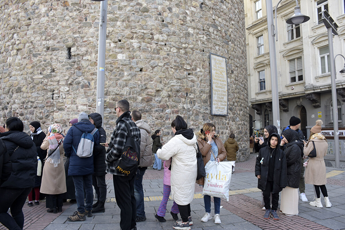 ÇOK GÜZEL BİR GÖRÜNTÜYÜ MAHVETMİŞSİNİZ<br>Arkadaşları ile birlikte Galata Meydanı'nı gezerken duvardaki yazıları fark eden Damla Nur adlı öğrenci ise, "Biraz üzücü buldum açıkçası. Çünkü, çok güzel bir eser ve onu biraz mahvetmişler. Yani buraya anılarınızı kazımasanız da olurdu; isimlerinizi kazımasanız da olurdu. Çok güzel bir görüntüyü mahvetmişsiniz o yüzden çok üzücü benim adıma" ifadelerini kullandı