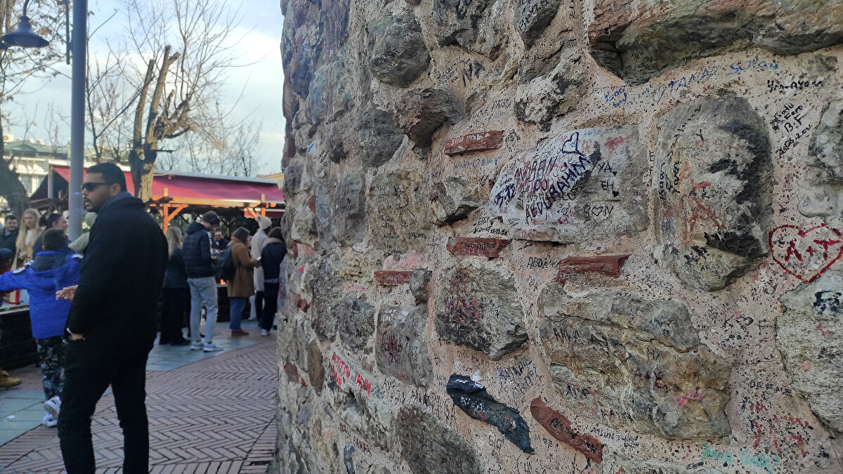 Turistlerin yoğun ilgi gösterdiği tarihi yapının isim tabelasına çevrilmesine yerli turistler de büyük tepki gösterdi. Gezmek için ailesi ile birlikte Alanya'dan gelen Hadi Cantemur, tarihe sahip çıkılması gerektiğini belirterek, "Ben de işin açıkçası gördüğümde şok oldum. Böyle güzel bir tarihi yapıyı bu şekilde harabe bir şekle dönüştürmeleri, gelişigüzel yazıların yazılması çok kırıcı bir şey. Tarihimize saygısızlık diye düşünüyorum. Bu anlamda biz de ilk defa tatil amaçlı geldik ve burayı da görmek istedik. Ama bu gerçekten bizde olması gereken bir bilinç, tarihimize sahip çıkmalıyız. Bu yapılar gerçekten bizim geçmişimiz. Bu anlamda da çok kırıcı bir durum. Bu insanların kişisel sorunları var sanırım. Bunların çocukluğuna inmek lazım. Dikkat çekmeye çalışıyor olabilirler. Sevgisizlik, ilgisizlik olabilir. Aile yaşantısında sıkıntılar yaşamış olabilir" dedi.
