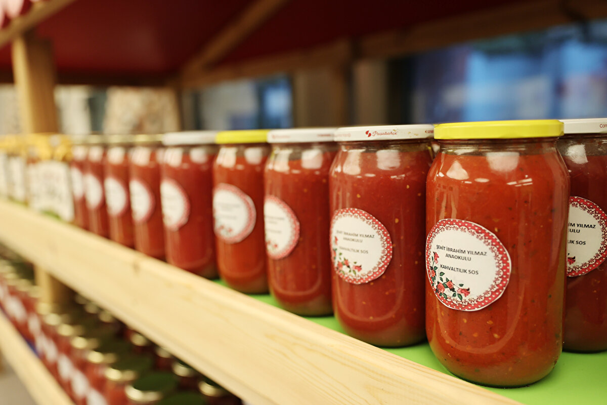 Diyetisyen desteği eşliğinde çocukların gelişim özelliklerine göre menüleri hazırladıklarını, velilerden çocuklarının sağlık durumuyla ilgili onay formu talep ettiklerini dile getiren Arslan,"Kılavuz doğrultusunda Bakanlığımızın belirlediği hizmet içi eğitim kurslarına tüm personelimiz katıldı, 16 saatlik bir eğitim aldılar." diye konuştu.