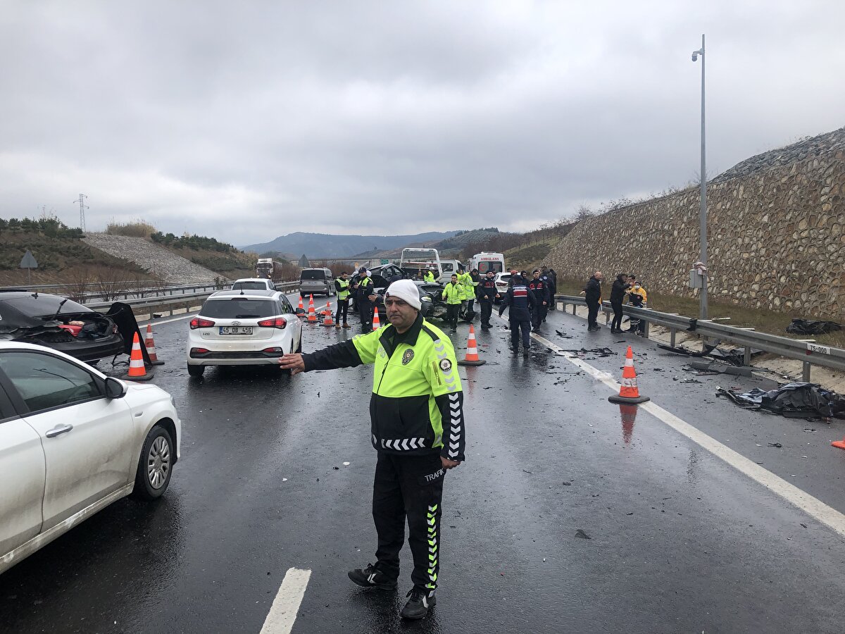 İhbar üzerine kaza yerine sağlık, itfaiye, AFAD, jandarma ve polis ekipleri sevk edildi.