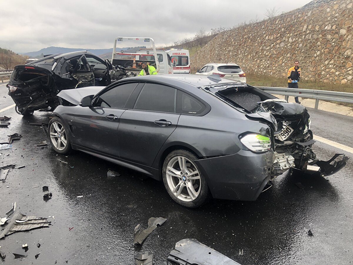 İstanbul istikametine seyir halinde olan sürücüleri ve plakaları henüz öğrenilemeyen 2'si otomobil, 2'si cip olmak üzere 4 araç, Kuzey Marmara Otoyolu Selçukgazi mevkisinde çarpıştı.<br>