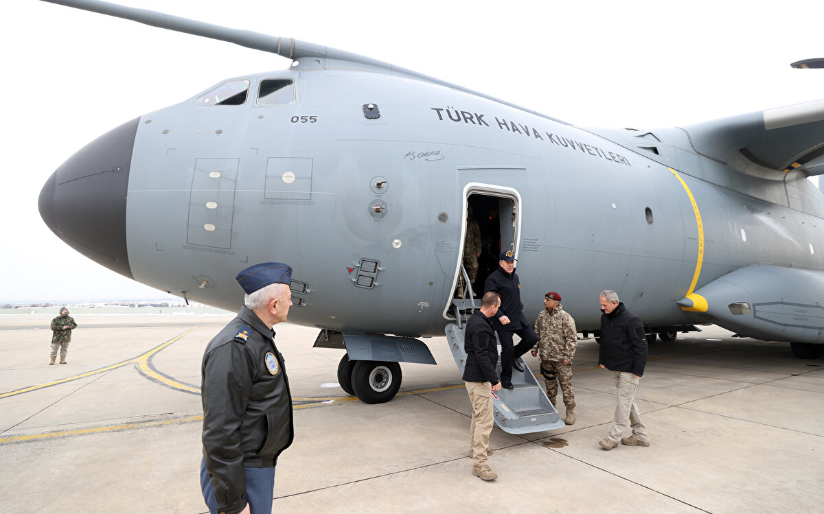 11'inci Hava Ulaştırma Ana Üs Komutanlığında çalışmaları denetleyen Milli Savunma Bakanı Hulusi Akar, "Sağlık ekiplerini, arama kurtarma ekiplerini ve araçlarını deprem bölgesine sevk etmek için uçaklarımızı seferber ettik. Gerekli ulaştırma hizmetini vermek için uçaklarımızın hazırlık durumunu en yüksek seviyeye çıkardık." dedi.<br><br>11'inci Hava Ulaştırma Ana Üs Komutanlığında çalışmaları denetleyen Milli Savunma Bakanı Hulusi Akar, "Sağlık ekiplerini, arama kurtarma ekiplerini ve araçlarını deprem bölgesine sevk etmek için uçaklarımızı seferber ettik. Gerekli ulaştırma hizmetini vermek için uçaklarımızın hazırlık durumunu en yüksek seviyeye çıkardık." dedi.<br><br>Merkez üssü Kahramanmaraş'ın Pazarcık ilçesi olan ve toplamda 10 ili etkileyen 7,7 büyüklüğündeki depremin ardından arama kurtarma çalışmaları devam ediyor.