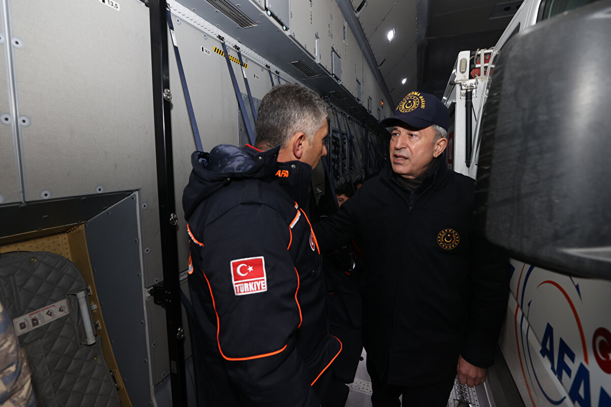 Milli Savunma Bakanlığı da deprem bölgesine arama-kurtarma ekiplerinin ulaştırılması için harekete geçti. TSK'ya bağlı A400m nakliye uçakları dahil çok sayıda nakliye uçağı bölgeye arama-kurtarma ekiplerini ve araçlarını sevk etmeye başladı. Ambulans uçaklar da kurulan "hava yardım koridoru"nda görev alıyor.<br><br>Milli Savunma Bakanı Hulusi Akar da beraberindeki Genelkurmay Başkanı Orgeneral Yaşar Güler ve Kara Kuvvetleri Komutanı Orgeneral Musa Avsever ile deprem bölgesine hareketinden önce 11’inci Hava Ulaştırma Ana Üs Komutanlığındaki çalışmaları inceledi.<br><br>Depremin zararını azaltmak, yaraları sarmak, enkaz altındaki vatandaşlara ulaşmak için devletin seferber olduğunu ifade eden Akar, depremin hemen ardından başlayan çalışmaların yoğun şekilde sürdüğünü vurguladı. Milli Savunma Bakanlığında Afet Acil Durum Kriz Merkezi kurulduğunu ifade eden Akar, şunları söyledi:<br><br>"Kriz merkezimiz yoğun şekilde çalışıyor. İlgili bakanlık ve kurumlarla temaslarımız sürüyor. Depremin meydana geldiği bölgelerde arama kurtarma ekiplerine ihtiyaç söz konusu. Biz de arama kurtarma faaliyetlerine katkı sağlaması için İnsani Yardım Tugayımızı ve timlerimizi bölgeye görevlendirdik. Sağlık ekiplerini, arama kurtarma ekiplerini ve araçlarını deprem bölgesine sevk etmek için uçaklarımızı seferber ettik. A400M dahil diğer nakliye uçaklarımız da gerekli ulaştırma hizmetini vermek için hazırlık durumunu en yüksek seviyeye çıkardı."