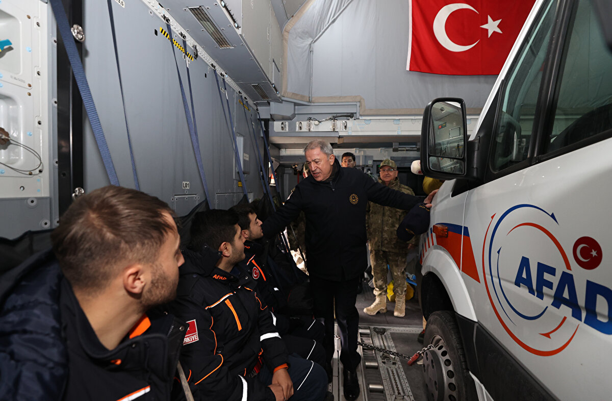 11'inci Hava Ulaştırma Ana Üs Komutanlığında çalışmaları denetleyen Milli Savunma Bakanı Hulusi Akar, "Sağlık ekiplerini, arama kurtarma ekiplerini ve araçlarını deprem bölgesine sevk etmek için uçaklarımızı seferber ettik. Gerekli ulaştırma hizmetini vermek için uçaklarımızın hazırlık durumunu en yüksek seviyeye çıkardık." dedi.<br><br>Milli Savunma Bakanlığı da deprem bölgesine arama-kurtarma ekiplerinin ulaştırılması için harekete geçti. TSK'ya bağlı A400m nakliye uçakları dahil çok sayıda nakliye uçağı bölgeye arama-kurtarma ekiplerini ve araçlarını sevk etmeye başladı. Ambulans uçaklar da kurulan "hava yardım koridoru"nda görev alıyor.<br><br>Milli Savunma Bakanı Hulusi Akar da beraberindeki Genelkurmay Başkanı Orgeneral Yaşar Güler ve Kara Kuvvetleri Komutanı Orgeneral Musa Avsever ile deprem bölgesine hareketinden önce 11’inci Hava Ulaştırma Ana Üs Komutanlığındaki çalışmaları inceledi.