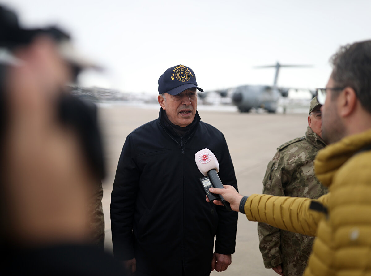 Türk Silahlı Kuvvetleri Doğal Afetlerde Arama Kurtarma Taburu'na talimatlar veren Akar, AA muhabirinin çalışmalara ilişkin sorularını yanıtladı.