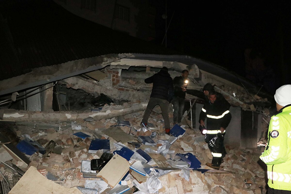 Depremin şiddeti Kahramanmaraş, Kilis, Diyarbakır, Adana, Osmaniye, Gaziantep, Şanlırurfa, Adıyaman, Malatya ve Hatay'ı da sarstı. Bütün kentlerde yıkılan binalar ve enkaz altında kalan vatandaşlar var. <br>