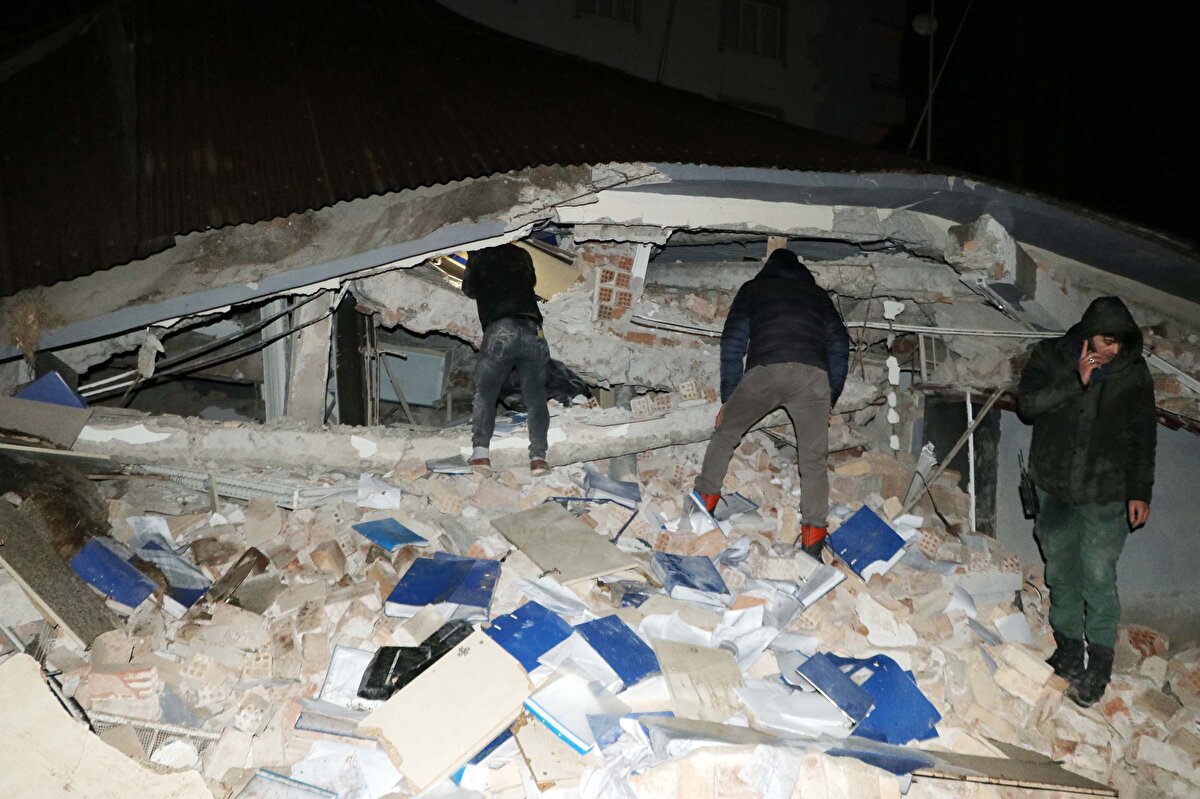 AFAD, merkezi Kahramanmaraş'ın Pazarcık ilçesi olan 7,4 büyüklüğündeki depremde saat 06.30 itibarıyla 7 ilde 76 kişinin yaşamını yitirdiğini, 440 kişinin yaralandığını açıkladı. <br><br>