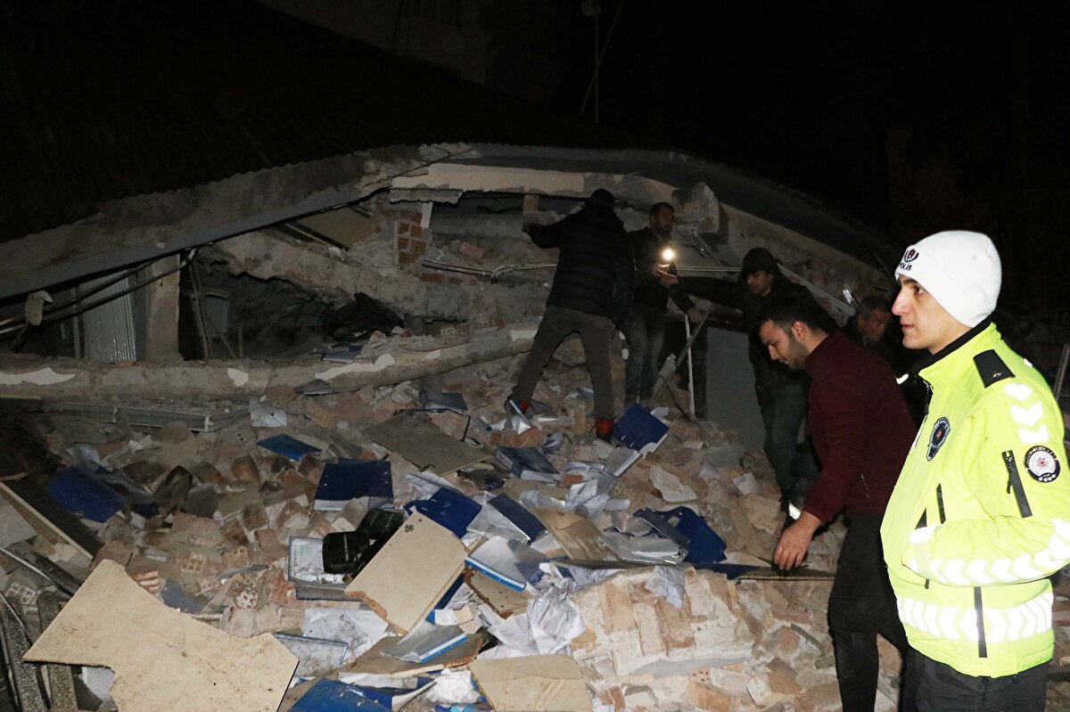 DÖRDÜNCÜ SEVİYEDE ALARM VERİLDİ<br>İçişleri Bakanı Soylu,  artçıların yaşandığını belirtirken, "Şu ana kadar 6'nın üzerinde 6 deprem var, en büyüğü 6,6. Şu anda yıkım ve can kaybı bilgisi konusunda net bir şey söyleyemeyiz" dedi. <br><br>Soylu, "Bütün ekiplerimiz teyakkuz halinde. Dördüncü seviye alarm ortaya koyduk. Bu, uluslararası yardımı da içeren bir alarmdır." dedi.<br><br>