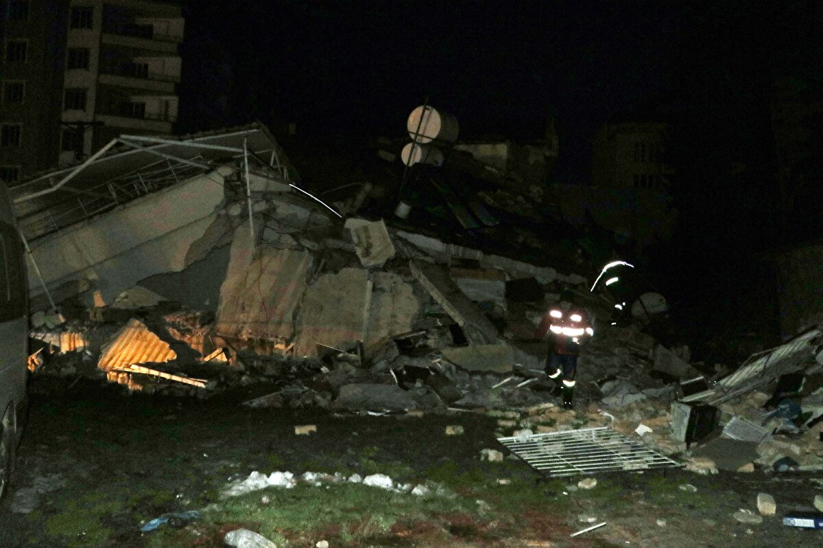 DEPREM SONRASI KAPALI TÜM TELEFON HATLARI AÇILDI<br>Cumhurbaşkanlığı İletişim Başkanlığı, Kahramanmaraş'taki deprem nedeniyle tüm GSM operatörlerinin kapasite arttırarak kapanan telefon hatlarının açıldığını bildirdi.<br><br>Cumhurbaşkanlığı İletişim Başkanlığının sosyal medya hesabından yapılan açıklamada, Kahramanmaraş'ın Pazarcık ilçesinde meydana gelen deprem dolayısıyla bölge halkının mağdur olmaması için tüm GSM operatörlerinin kapasite arttırarak kapanan telefon hatlarının açılacağı ve internet hizmeti sağlayacağı kaydedildi.<br><br>Açıklamada, "Tüm GSM operatörleri kapasite arttırarak kapanan telefon hatları açılmıştır." bilgisi paylaşıldı.