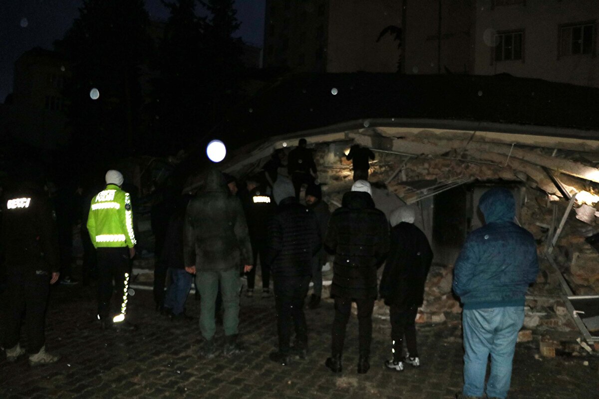 Bölgede gerçekleşen 66 artçı sarsıntının 3’ü 6 ve üzerinde en büyüğü 6.6 büyüklüğünde. 8’i ise 5 ve üzeri büyüklüğünde. <br><br>