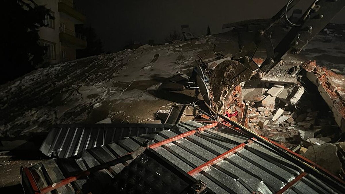 Elazığ Valiliği koordinesinde AFAD, UMKE, 112 Acil Sağlık, jandarma ve emniyet ekiplerinden oluşan 238 arama kurtarma personeli 35 araç ile arama kurtarma faaliyetlerine destek olmak için Adıyaman, Diyarbakır ve Malatya'ya sevk edildi.<br>