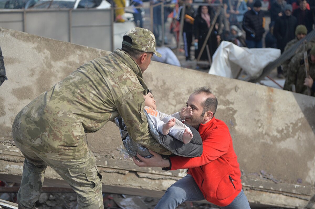 Köker Sitesi'ndeki 10 katlı binanın enkazından duyulan sesler üzerine çalışmalarını yoğunlaştıran ekipler, yaklaşık 31 saattir enkaz altında bulunan 15 aylık Meryem Işık'a ulaştı.