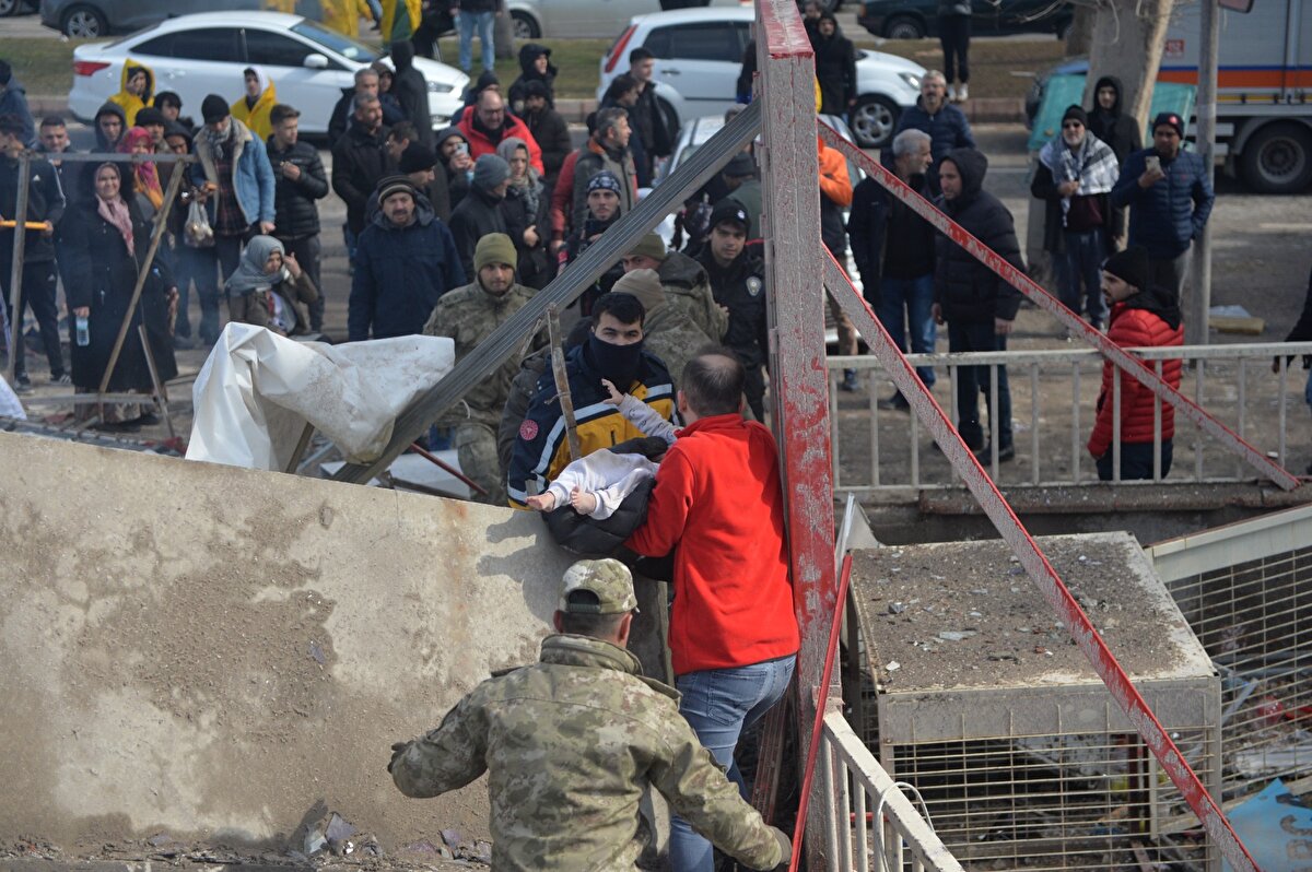 Merkez üssü Kahramanmaraş'ın Pazarcık ve Elbistan ilçeleri olan 7,7 ve 7,6 büyüklüğündeki depremlerde enkaz altında kalanların kurtarılması amacıyla AFAD, UMKE, 112 Acil Sağlık, çevik kuvvet ekipleri, madenciler ve komando birliklerinin Menderes Mahallesi'nde yürüttüğü çalışmalardan sevindirici haber geldi.