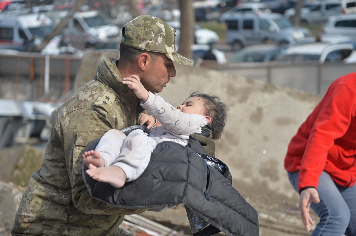 Meryem bebeğin annesinin de enkaz altında olduğu bilgisi nedeniyle ekiplerin aynı noktada çalışması sürüyor.