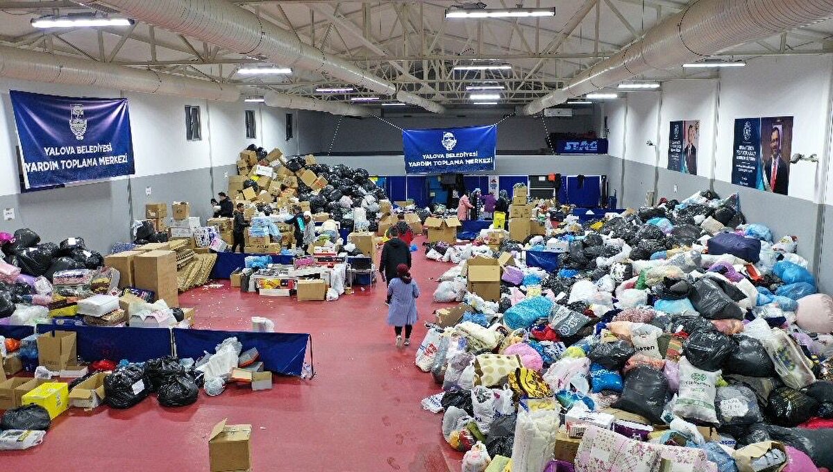 Deprem bölgesine gönderilmek üzere Yalova ve ilçelerde oluşturulan birçok noktaya giden vatandaşlar yardım paketlerini görevlilere teslim ediyor.<br>