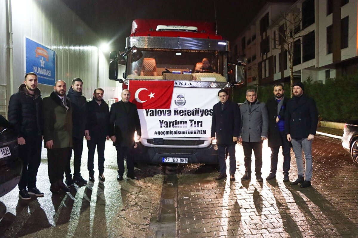 Yalova Belediyesince yardım toplanan merkezlerden biri olan Yalova Belediyesi Masa Tenisi Salonu da yardımda bulunmak isteyenlerin akınına uğradı.<br>