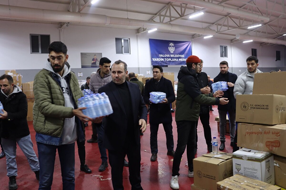 Gün boyunca deprem bölgesine yapılacak yardım ve destekleri koordine eden Yalova Belediye Başkan Vekili Mustafa Tutuk, depremin yaralarını sarmak için Yalova Belediyesi olarak tüm birimler ve gönüllülerle el ele verdiklerini ifade etti. Tutuk, "Bu konuda tam bir seferberlik başlattık. Yardım ve desteklerimizi ivedi şekilde bölgeye ulaştırmanın gayreti içerisindeyiz. İlk gece hayırseverlerimizin desteklerini Yardım Toplama Merkezimizden bölgeye 2 tırla uğurladık." diye konuştu.<br>