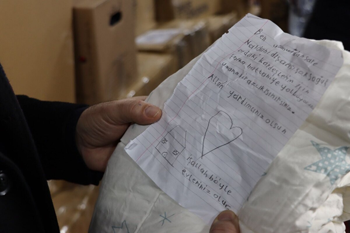 Kimin bıraktığı belli olmayan "Şehidimin giyemediği çoraplar" ve Sare Nalbant tarafından yazılan "Dışarısı çok soğuk. Oradaki kardeşlerim için şapka, battaniye yolluyoruz. Allah yardımcınız olsun" notların bulunduğu yardım paketleri görevlileri duygulandırdı.<br>