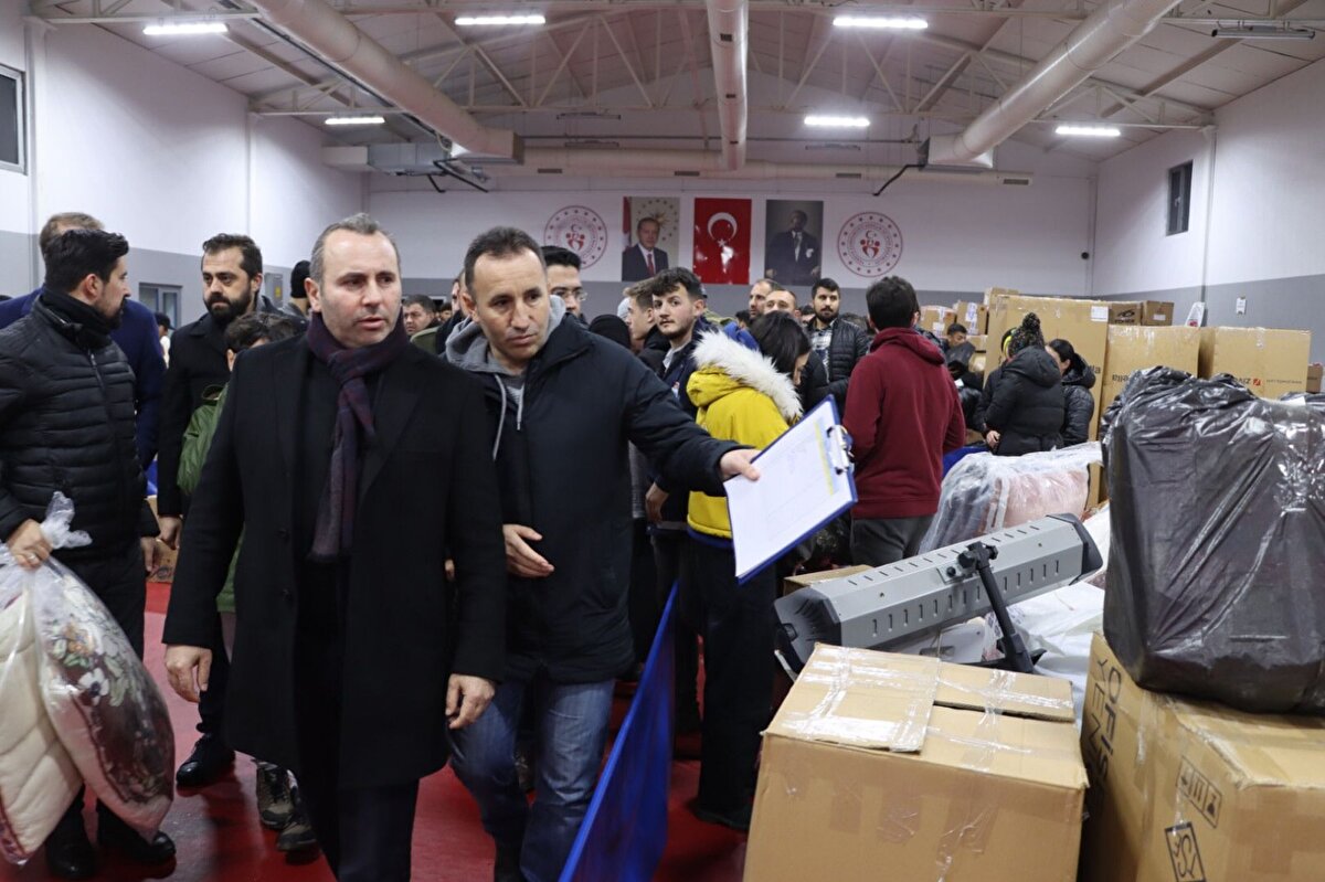 Yalova Belediyesi Kadın ve Aile Hizmetler Müdürü, Mustafa Özden Şahin, "Ayıklama sırasında arkadaşlarımızla karşılaştık. Notu görünce çok duygulandık. Evladının anısını, sakladığı, evladının giyemediği çorapları vermiş. Canından can gitmiş, onun hatırasını gönderiyor. Çok duygulandık. Çok hayırsever bir insanmış." dedi.<br>