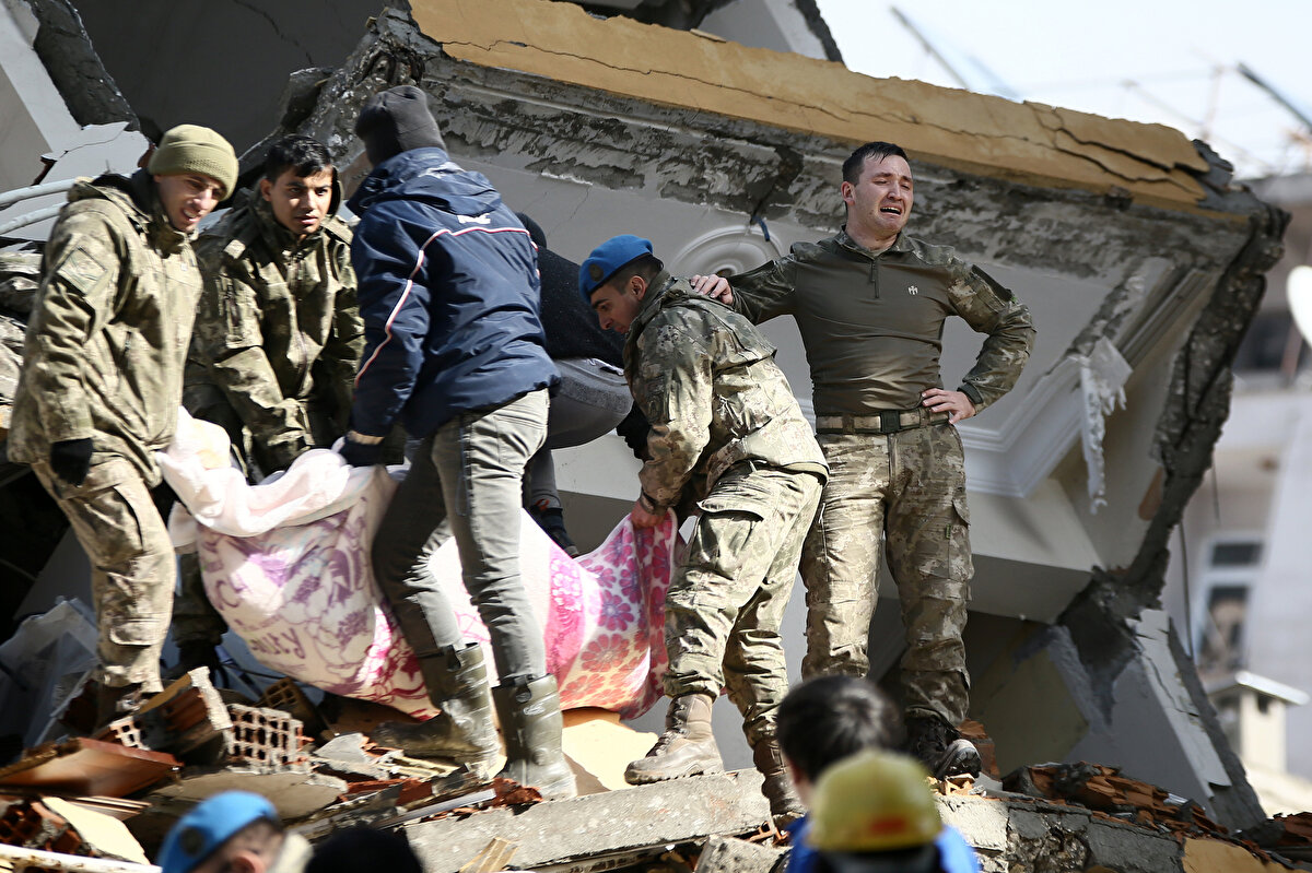 Asi Nehri yakınında bulunan Cebrail Mahallesi'nde de bir binanın enkazında ekiplerce gerçekleştirilen çalışmada, ismi öğrenilemeyen bir kadın yaralı kurtarıldı. Kadını enkazdan çıkaran komandonun gözyaşlarını tutamadığı gözlendi.