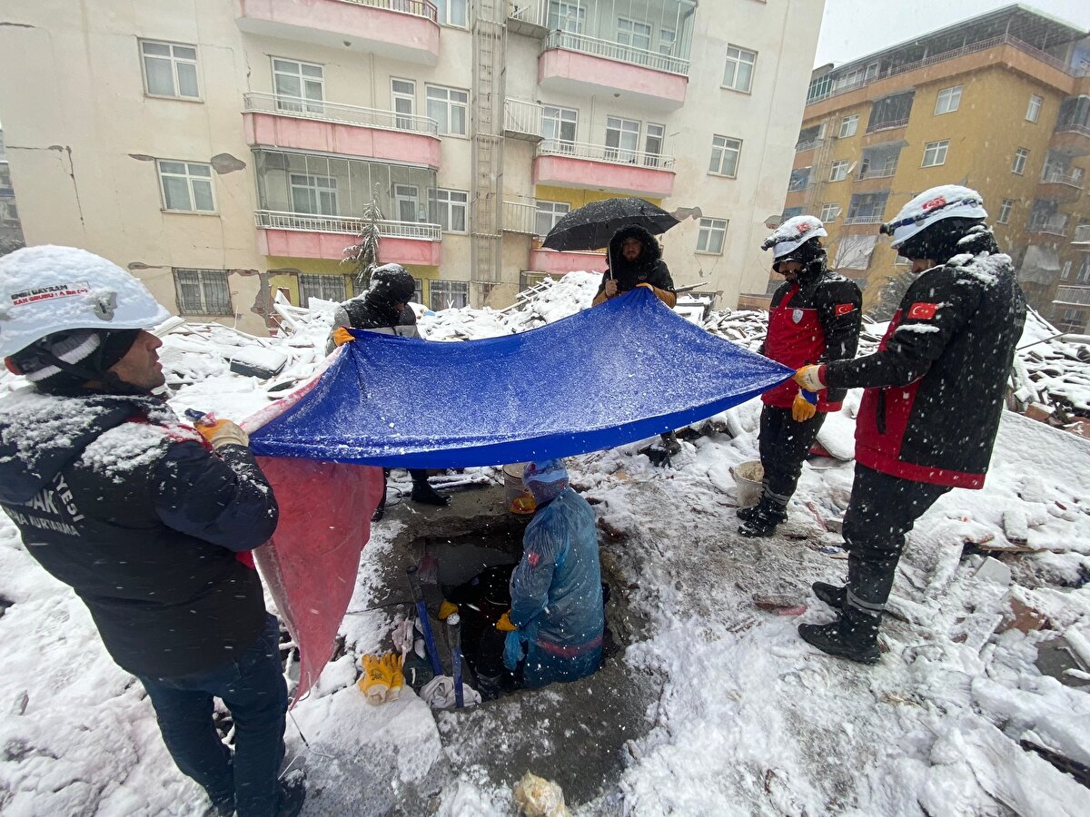 <br>Yaralı kurtarılan Ulutaş'ı sağlık görevlilerine teslim eden ekipler, aynı bölgedeki başka bir enkazdan da Yasemin Karakurt'u yaralı olarak çıkardı.<br>