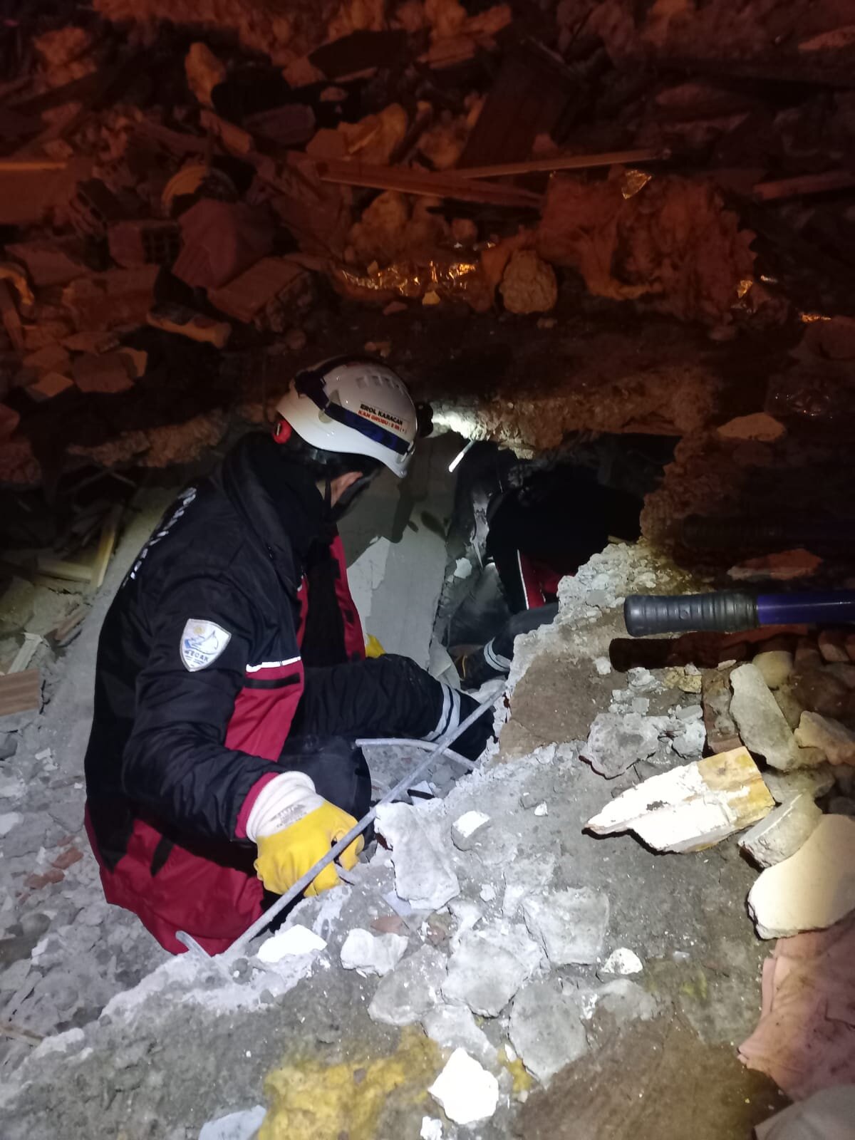 Açıklamada, Van Emniyet Müdürlüğüne bağlı PAK ekibinin, arama kurtarma çalışmalarında 7 kişiyi enkaz altından kurtardığı ifade edildi.<br><br>