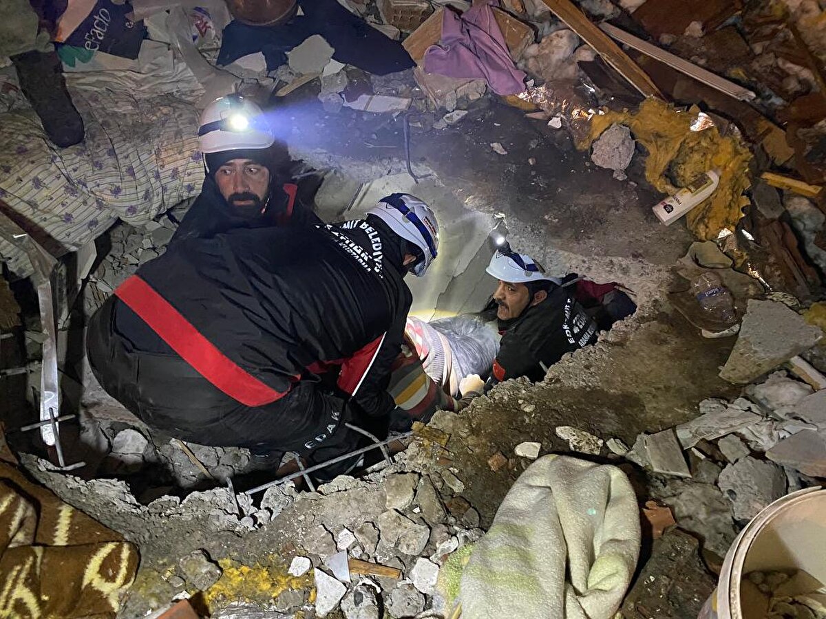 AFAD koordinasyonunda yıkılan Efruz Sitesi'ne yönlendirilen arama kurtarma ekibi, ilk olarak enkaz altındaki Şahin Ulutaş'a ulaştı.