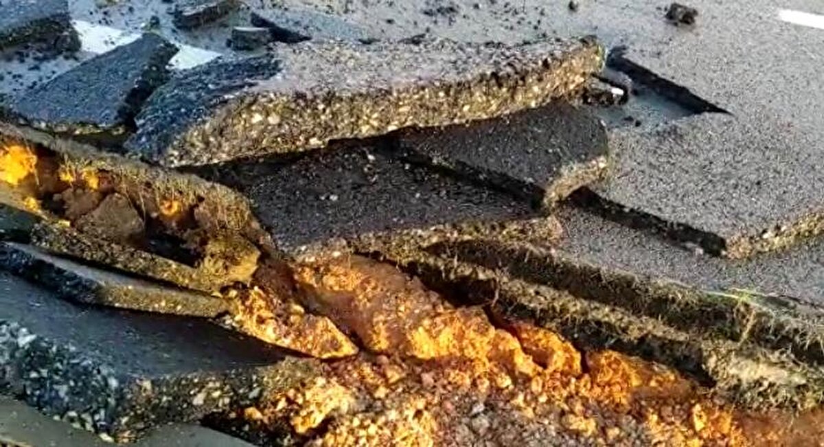 Yol, araç trafiğine kapatıldı. Pistteki yarılmalar nedeniyle de havalimanı, dünden beri uçuşlara kapalı. 