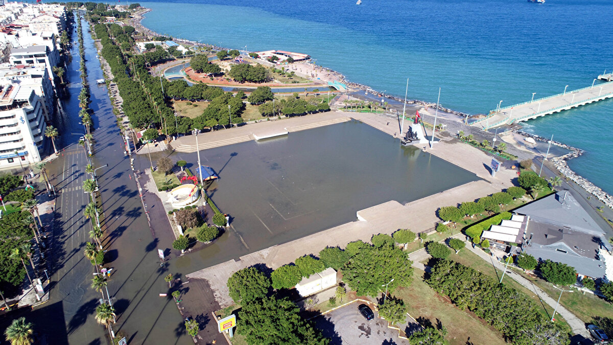  Mete Aslan Bulvarı'na doğru deniz taştı. Sahil bandında deniz seviyesinin üzerindeki işletmeleri aşan sular, bulvarı geçip sokak ve caddelere ilerledi. Bulvardaki siteler, banka ve iş yerleri tahliye edildi. 