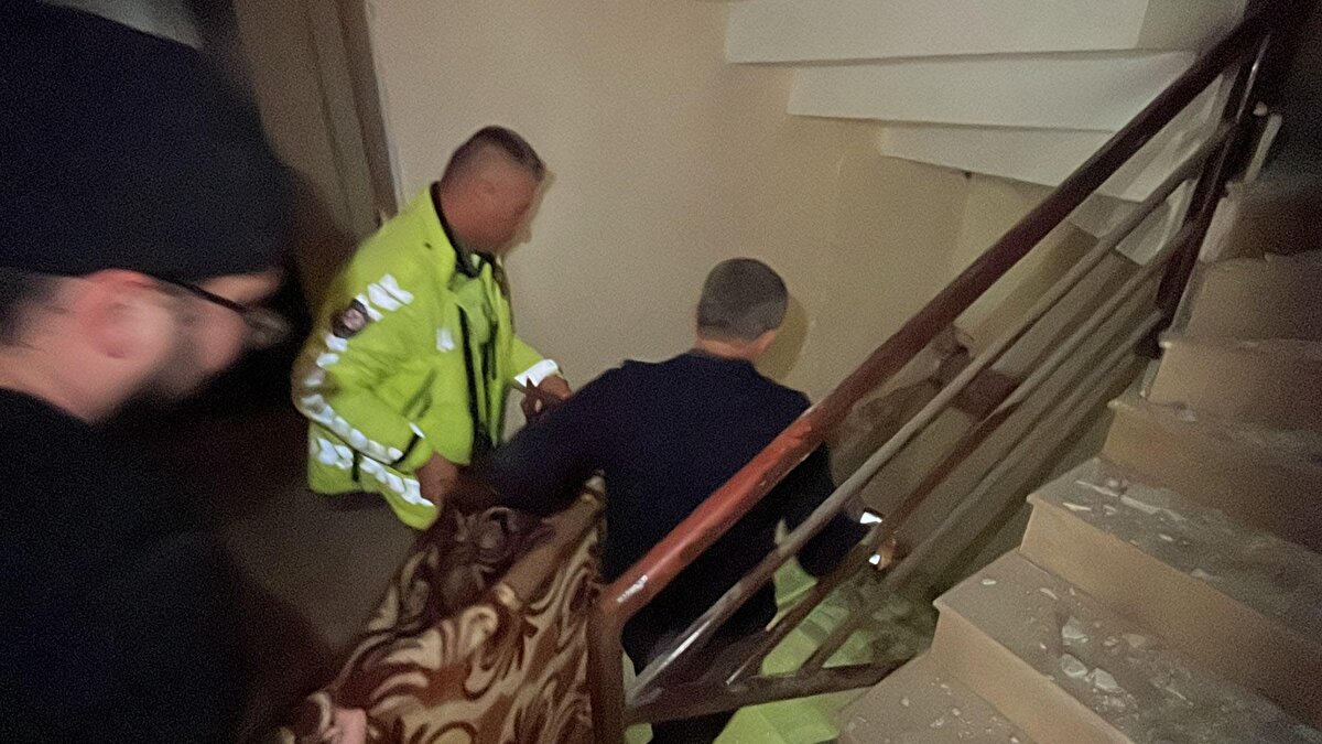 Hareket edemeyen çift, depremden 50 saat sonra polis ekiplerince evlerinden çıkarılarak, hastaneye kaldırıldı. Çiftin sağlık durumlarının iyi olduğu belirtildi. 