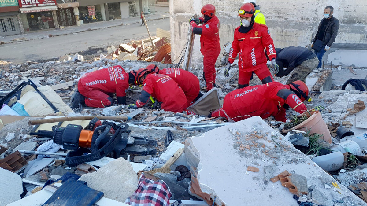 Moloz yığınları arasından çıkarılan Gül, sağlık ekiplerine teslim edilerek hastaneye götürüldü. 
