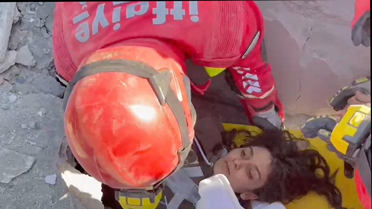  Felaketten 53 saat sonra bir mucize daha gerçekleştirildi. İtfaiye ekipleri, İskenderun'da çöken bir binanın enkazında yaptıkları arama çalışmalarında 15 yaşındaki Gül isimli kız çocuğuna ulaştı. 