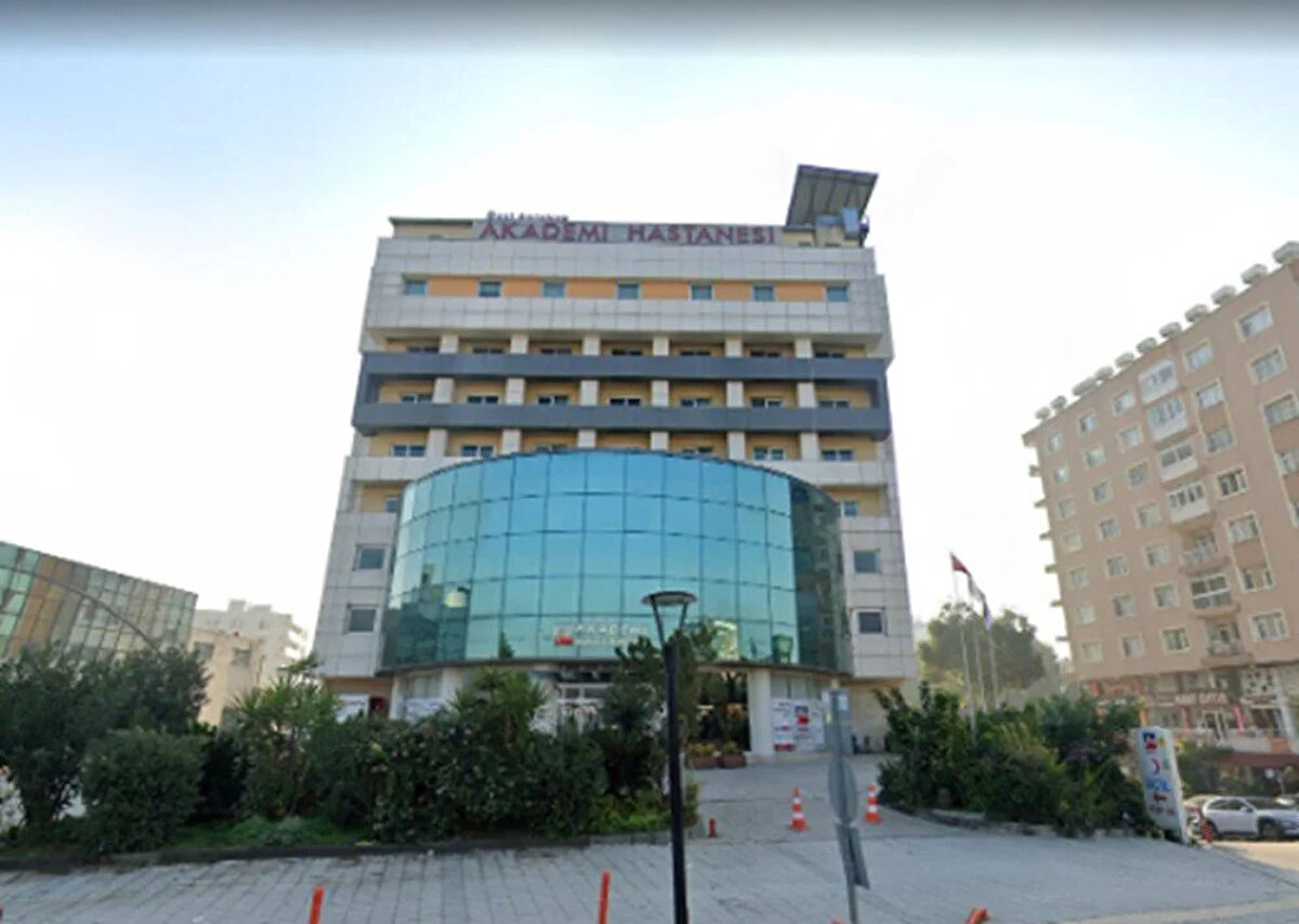 HATAY AKADEMİ HASTANESİ<br>Suriye sınırına yakın Hatay Antakya Akademi Hastanesi'nin bazı bölümleri moloza döndü.