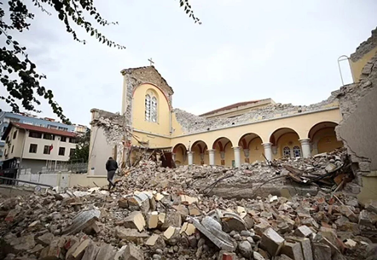 Hatay Valiliği'nin web sitesine göre 1600’lü yılların başında Kapuçin Rahipleri tarafından kurulan kilise, 1888 yılında büyük bir restorasyon geçirmişti.<br><br>