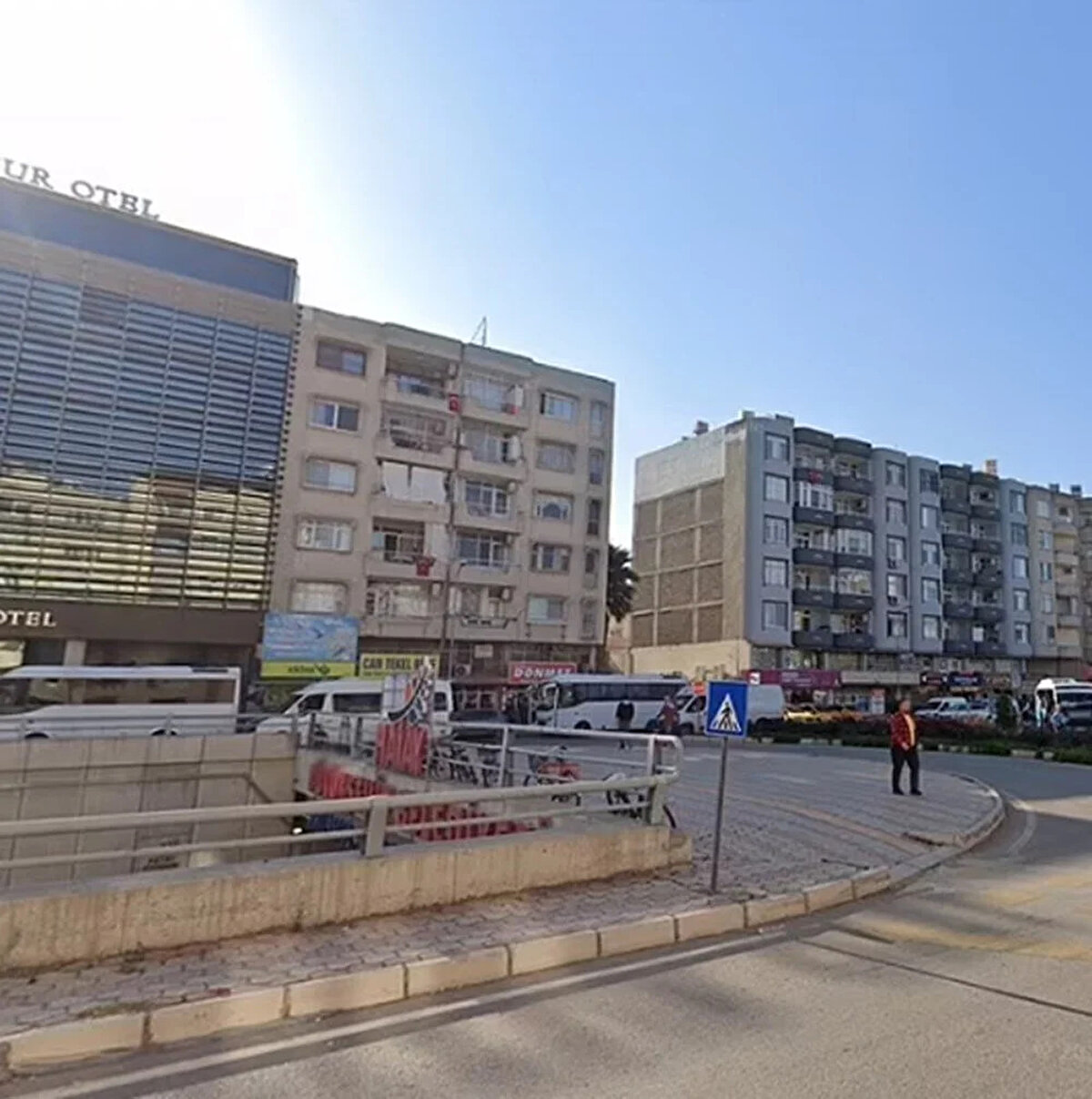 HATAY-ONTUR OTELİ ÇEVRESİ<br>Hatay'daki Ontur Oteli ve yanındaki apartmanlar geçen yıl Kasım ayında böyle fotoğraflanmıştı.