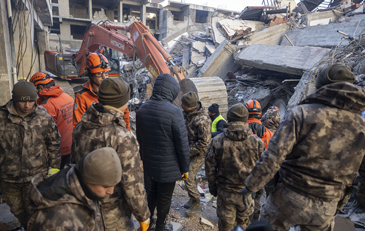Mercimektepe Caddesi'nde yıkılan 8 katlı apartmanın enkazında annesi ve babası bulunan kepçe operatörü Osman Aydemir, binadan ses geldiğini arama kurtarma ekiplerine iletti.<br>