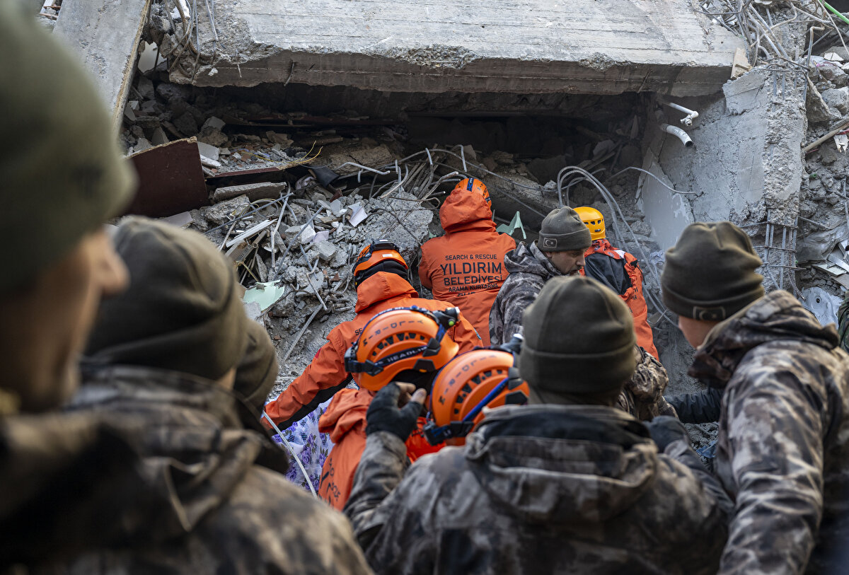 Aydemir, Bursa'dan yardıma gelen Yıldırım Belediyesi arama kurtarma ekiplerinin direktifleri doğrultusunda kepçesi ile annesi ve babasının bulunduğu bölümdeki beton blokların kaldırılmasına yardım etti.