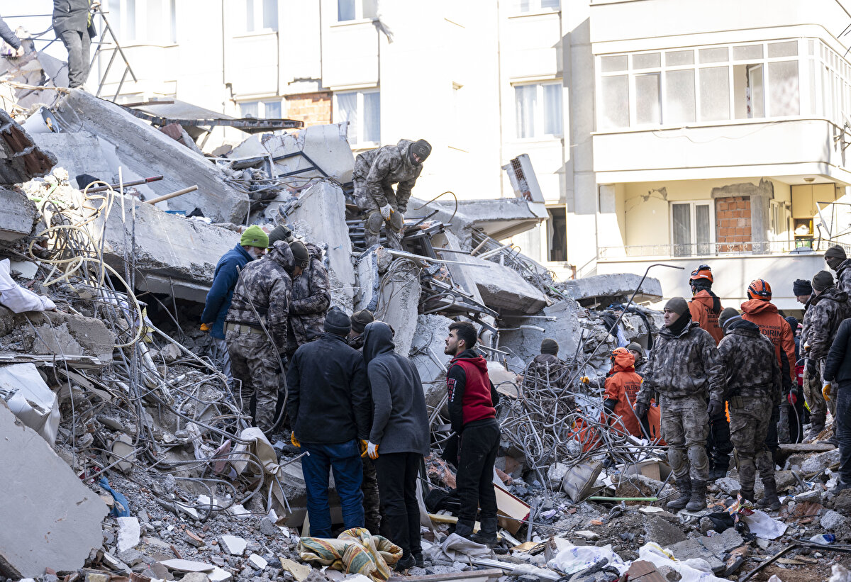 Yapılan çalışmalar sonucu 61 yaşındaki Salman Aydemir'e enkaz altında sağ ulaşıldı.