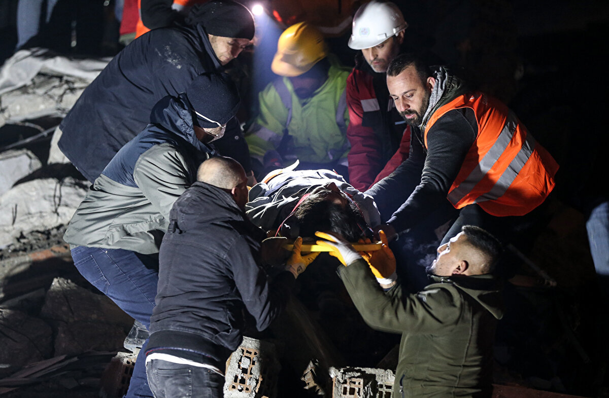 Ekiplerin enkazdaki kurtarma çalışmaları sürüyor.<br><br>