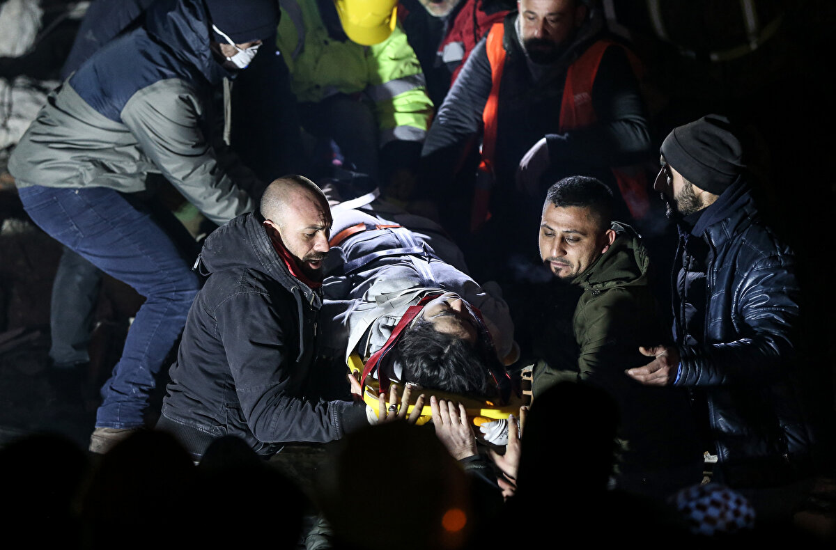 Arama kurtarma ekipleri ve askeri personel tarafından gerçekleştirilen çalışmalarda ulaşılan Akar, enkazdan 49 saat sonra sağ olarak çıkarıldı.<br><br>