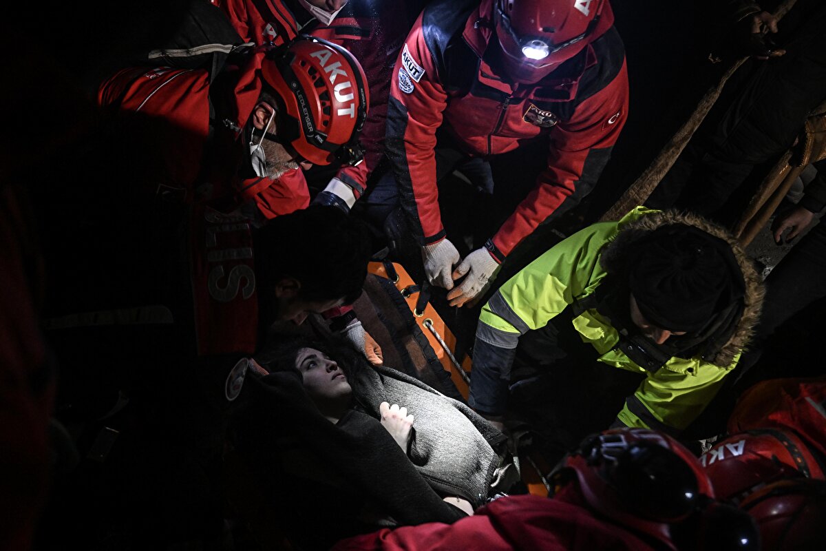 Eski Saray Mahallesi'ndeki bir enkazdan seslerin gelmesi üzerine arama kurtarma ekipleri çalışma başlattı.<br>