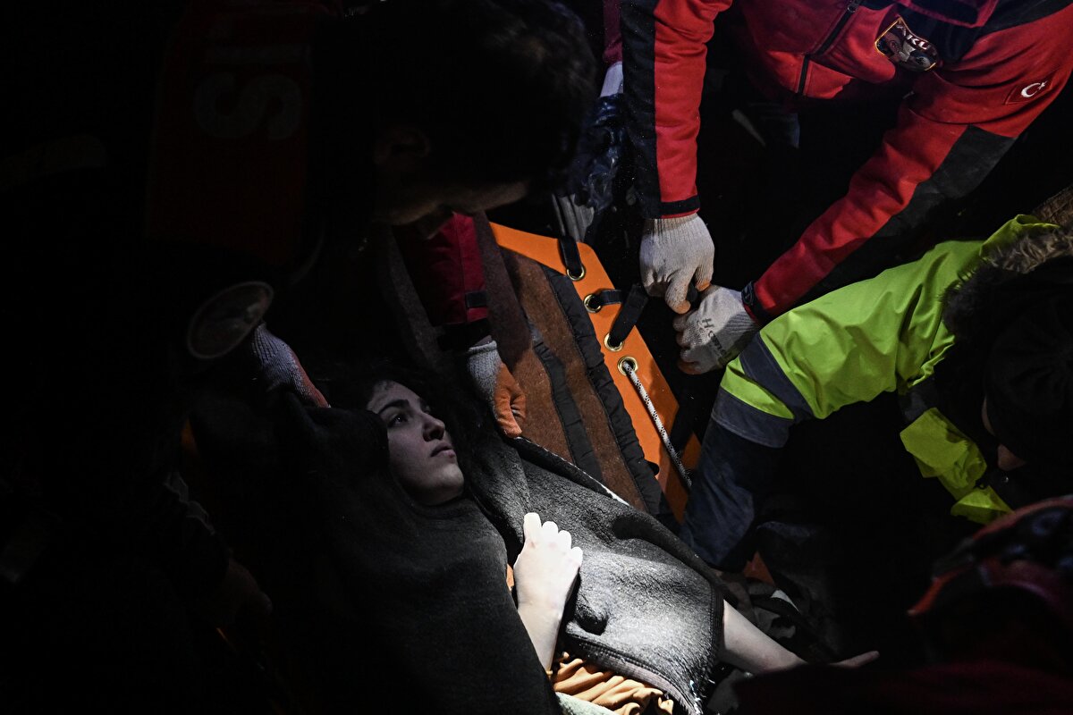 Çalışmalar neticesinde 38 yaşındaki Fatma Tanık, enkazdan çıkarılarak hastaneye kaldırıldı.<br>