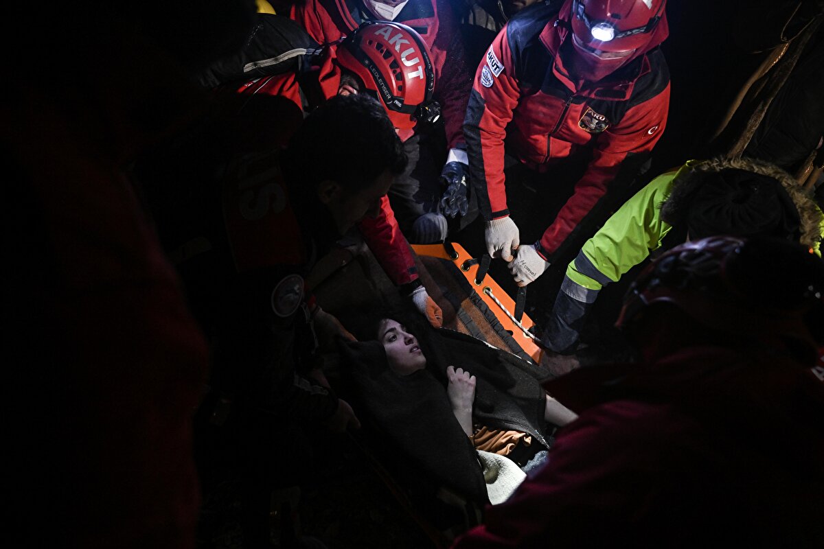 Kadının, aynı enkazdan depremin ardından 45 saat sonra kurtarılan ve yarım saat önce hastaneye kaldırılan 3,5 yaşındaki Muhammed Yusuf Tanık'ın annesi olduğu öğrenildi.<br>