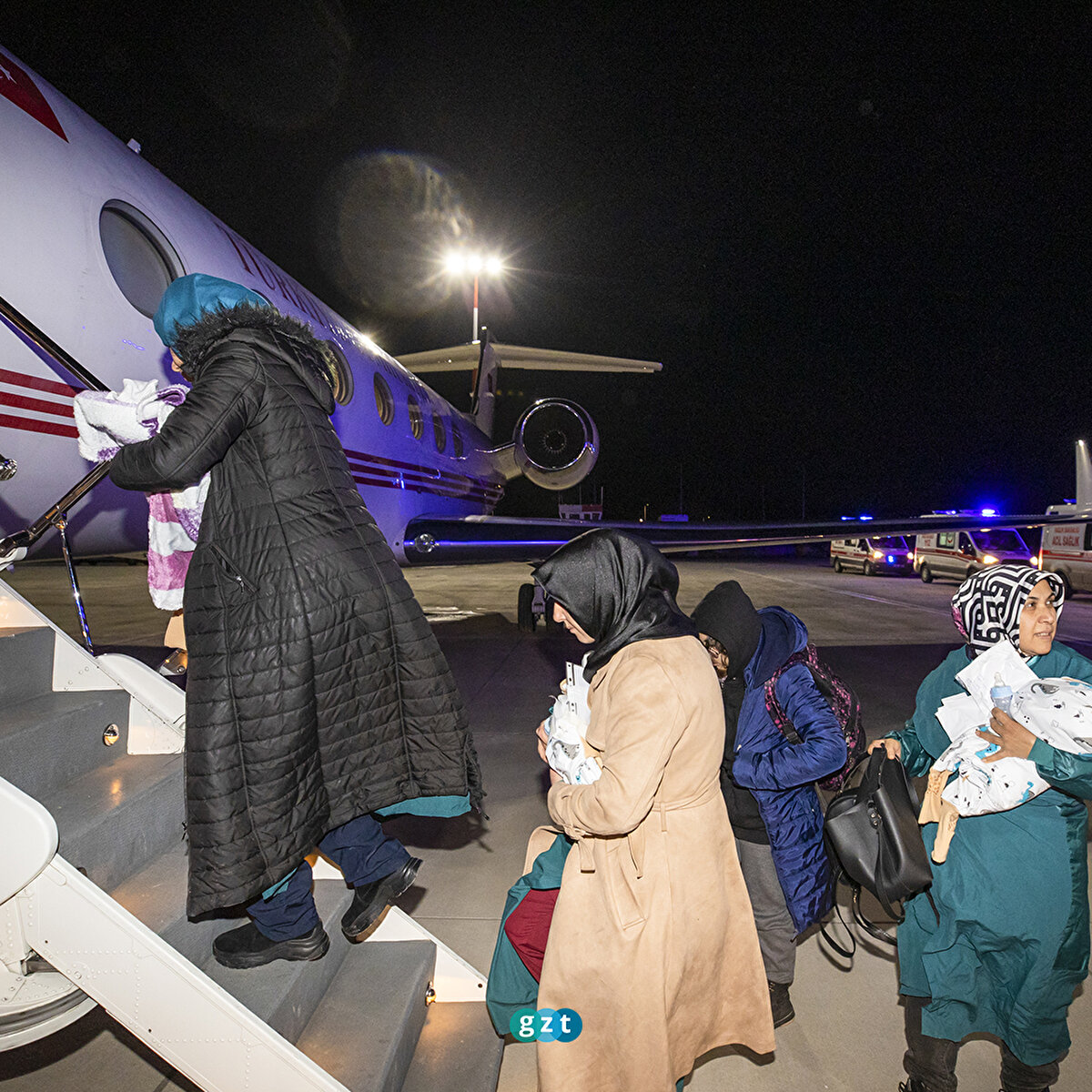 Uçağın son yolcuları ise deprem bölgelerinde refakatçisi olmayan bebeklerdi. 0-1 yaş aralığındaki 16 bebek, Kahramanmaraş'tan alınarak Ankara'ya getirildi.