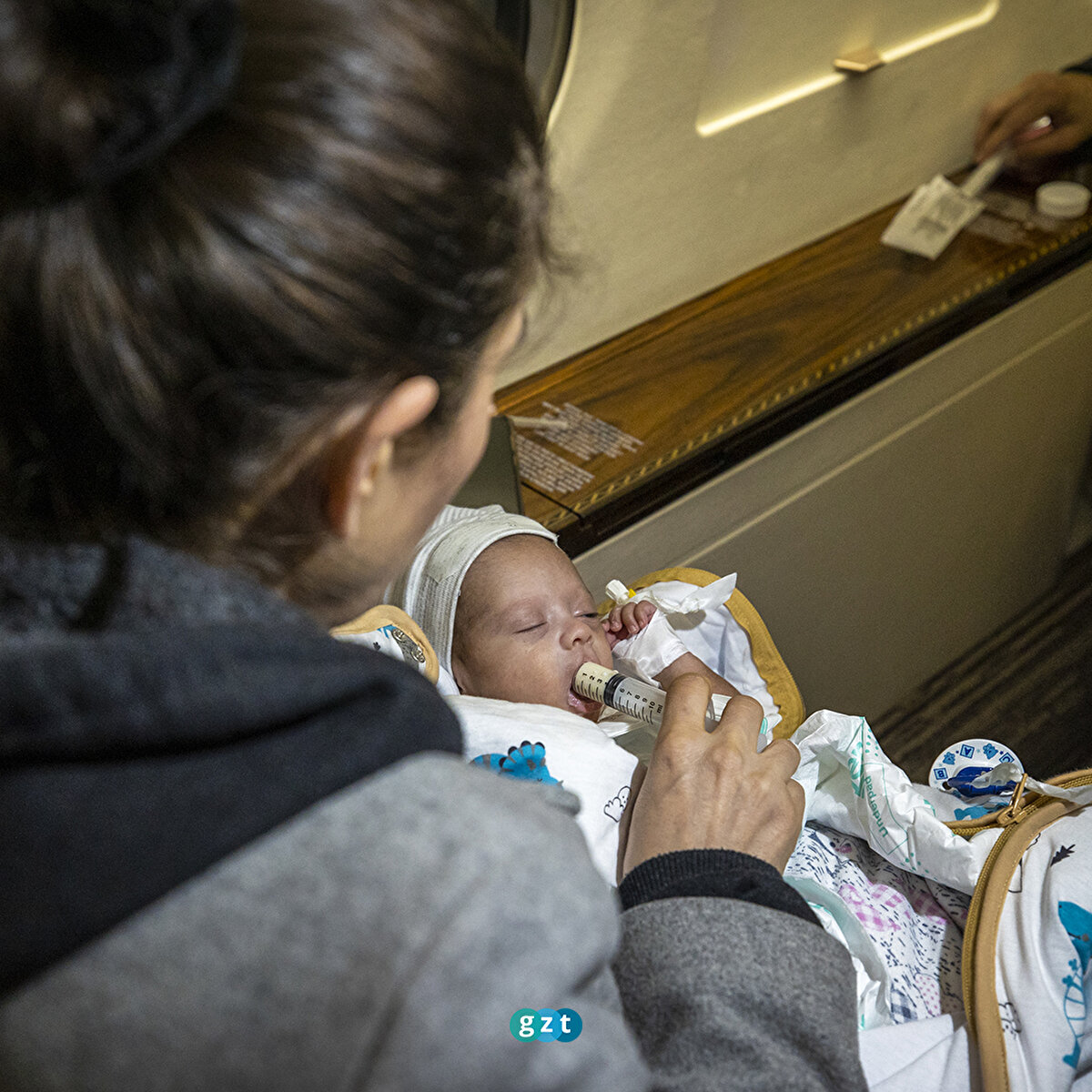 Bebekler Esenboğa Havaalanı'na inen uçaktan Aile ve Sosyal Hizmetler Bakanlığının bakıcı anneleri tarafından alınarak Etlik Şehir Hastanesi'ne nakledilmek üzere ambulanslara taşındı.