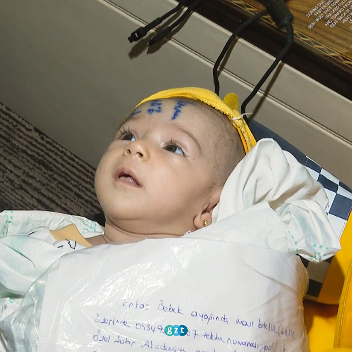 İki 'Enkaz bebek' de koruma altında <br><br>Ankara'ya nakledilen 16 bebeğin üzerinde kimliklerinin tespitini kolaylaştıracak bazı bilgiler yer aldı.